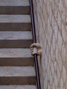 la main qui sort du mur pour aider à monter....