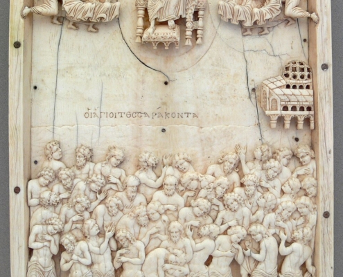 En légende de l’image : Les 40 martyrs de Sébaste. Ivoire byzantin, 10e s. Il s’agit de la persécution de 40 soldats chrétiens qui ont été exposés sur un lac gelé jusqu’à ce que mort s’en suive. Le culte de ces jeunes gens a été très important en Orient. Cette histoire n’a pas de rapport avec la catastrophe actuelle, juste celui du nombre et de l’innocence de ces jeunes gens.