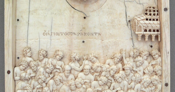 En légende de l’image : Les 40 martyrs de Sébaste. Ivoire byzantin, 10e s. Il s’agit de la persécution de 40 soldats chrétiens qui ont été exposés sur un lac gelé jusqu’à ce que mort s’en suive. Le culte de ces jeunes gens a été très important en Orient. Cette histoire n’a pas de rapport avec la catastrophe actuelle, juste celui du nombre et de l’innocence de ces jeunes gens.